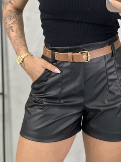Shorts Couro Fake + Cinto