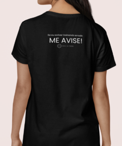 Camiseta preta com a frase "Se eu estiver treinando errado ME AVISE!" estampada nas costas.