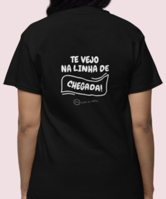 Camiseta preta com a frase "Te vejo na linha de chegada!" estampada nas costas.