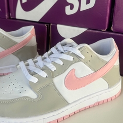 NIKE SB DUNK LOW "SOFT GREY/PINK" TOP PREMIUM - WodStoreImportados
