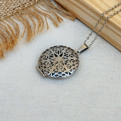 COLAR RELICÁRIO REDONDO FLORAL VAZADO - comprar online