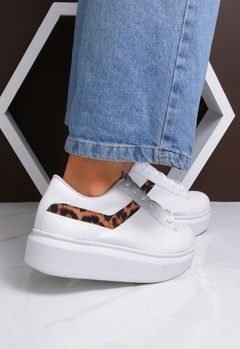 Lali blanco con print en internet