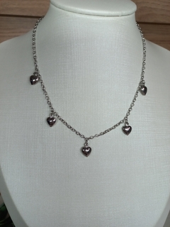 CHOKER PINGENTE CORAÇÕES AÇO INOX
