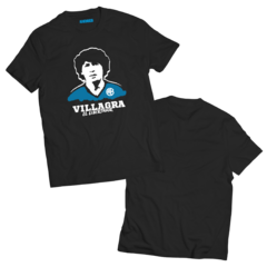 Remera homenaje a la Chacha Villagra, uno de los grandes ídolos piratas y sin duda, de los jugadores más queridos de la historia del club. Ilustracion resuelta en dos colores. Leyenda "Villagra el Libertador". Vista Frente y dorso (dorso liso)