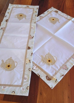 Kit Caminho de Mesa Trilho + Toalha de Chá Quadrada Bordado - comprar online
