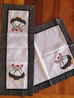 Kit Caminho de Mesa Trilho + Toalha de Chá Quadrada Bordado