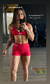 Mulher em um ambiente de academia usando um conjunto de short e top vermelho, mostrando seu físico atlético.
