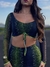 Modelo usando um top Tule Górgona com estampa em tons de verde e azul, com detalhes em neon. Conjunto tule festa, os melhores looks  nesta loja de roupas femininas 