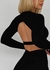 Top manga longa na cor preta com detalhe nas costas, ideal para compor looks modernos.