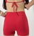 Shorts curtos na cor vermelha, com cintura alta, vistos de trás. Short vermelho com promoção de natal 2025 e black Friday 