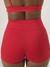 Vista traseira de um short vermelho da coleção Garnet, mostrando a cintura alta e o design ajustado. Shorts com promoção na black Friday 