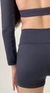 Shorts pretos de estilo moderno, com detalhes visíveis na cintura e na parte de trás.