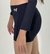 Short cianita negra, um shorts feminino preto, ajustado ao corpo, com detalhes em branco.