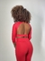 Modelo vestindo um top manga longa garnet vermelho, mostrando a parte de trás com um design aberto. Corre e aproveite a promoção da Black Friday e compre presentes de natal