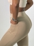 Calça legging nude em destaque, mostrando detalhes do tecido e modelagem, com uma mulher usando a peça. Promoção roupa fitness black Friday para presente de natal