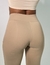 Calça legging nude vista traseira, destacando o ajuste e a cor neutra do tecido. Roupas fitness com promoção de black Friday para presentes de natal 