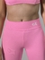 Calça leggings rosa da coleção Pearl, mostrando a cintura e o logo em destaque.