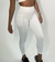 Calça legging branca da coleção Selenita, destacando o corte e a modelagem ajustada ao corpo.