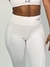 Calça leggings branca da coleção Selenita, com detalhe de logo na cintura.