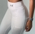 Calça leggings branca da coleção Selenita, com logo discreto na cintura e detalhes em costura.