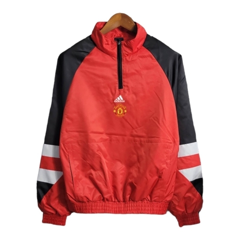 Jaqueta Corta-Vento Manchester United 23/24 - Masculina Adidas - Vermelha com detalhes em preto e branco