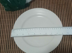 Platos nuevos de loza blanca,