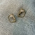 Brinco banhado a ouro 18k com detalhes em resina marmorizado