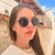 oculos de sol com detalhes dourado lente escura com proteção UVA UVB