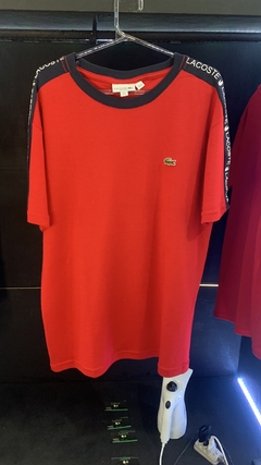 Camiseta Lacoste escrita na manga