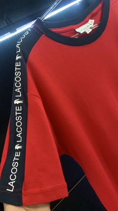 Camiseta Lacoste escrita na manga - comprar online