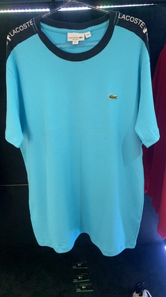 Camiseta Lacoste Escrita na manga