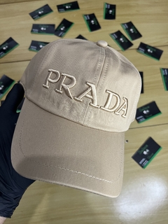 Boné Prada fecho em botão