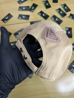 Boné Prada fecho em botão - comprar online