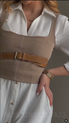 Top con cinturon Zara en internet