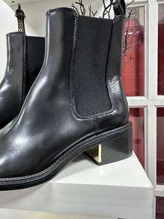 Botines Zara taco metálico en internet