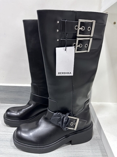 Botas planas con hebillas en internet