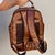 MOCHILA COURO FÓSSIL CARAMELO na internet
