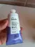 Creme Nutritivo para as Mãos Tododia Algodão de 50ml em embalagem de tubo, sendo segurado por uma mão.