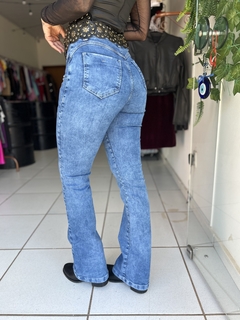 Calça jeans flare na internet