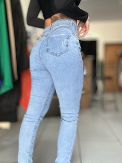 Calça jeans skinny na internet