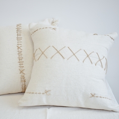 ALMOHADON BORDADO BEIGE - comprar online
