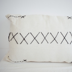 ALMOHADON BORDADO NEGRO