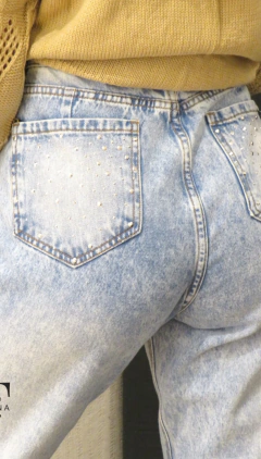 JEAN MOM CLASICO CELESTE CON STRAS - FORNA Clothing Store 