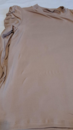 REMERA JENA BEIGE OSCURO - FORNA Clothing Store 
