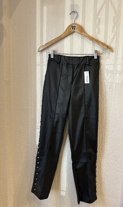 Pant ecocuero con tachas 105 - comprar online
