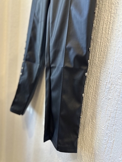 Pant ecocuero con tachas 105 en internet