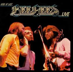 Bee Gees 1976 - Here At Last... Bee Gees ...Live (Live Version) - Na compra de 10 álbuns musicais, 10 filmes ou desenhos, o Pen-Drive será grátis...Aproveite!