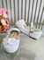 Sapatinho Branco Verniz C/ Aplique Borboleta e Flor (2138BR) - Utilidades Shopping