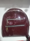 Mochila de charol bordó