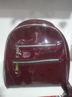 Mochila de charol bordó